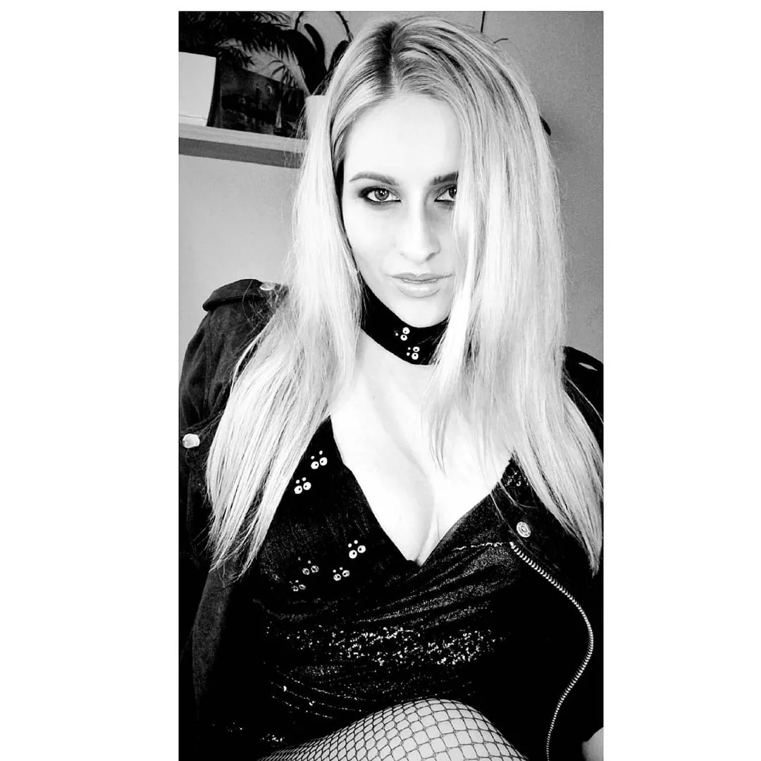 Znana wokalistka disco polo kusi odsłoniętym biustem! Gwiazda zachwyciła drapieżną stylizacją! 